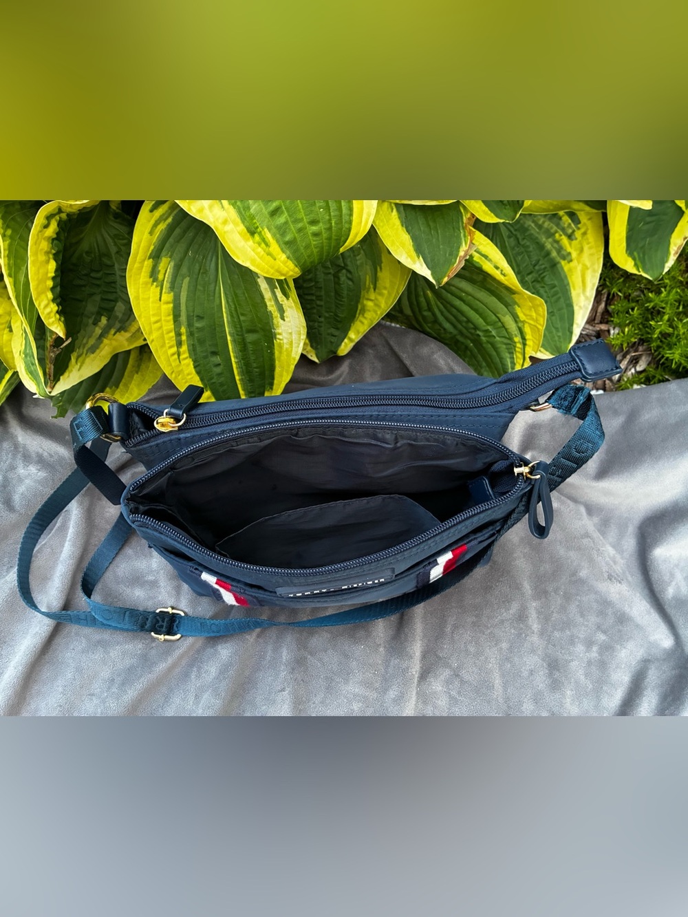 Women’s Tommy Hilfiger Navy Crossbody with Red and White traditional design - Picture 11 of 12